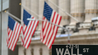 Svetové akciové trhy: Akciové indexy ochutnávajú korekciu, kto sú víťazi a porazení?